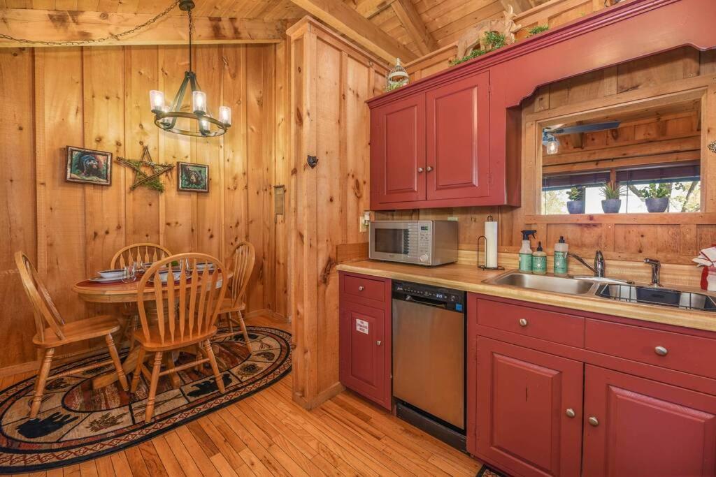 View! Cozy, Private, Fireplace, Hot Tub Log Cabin, Honeymoon! Sevierville Exterior foto