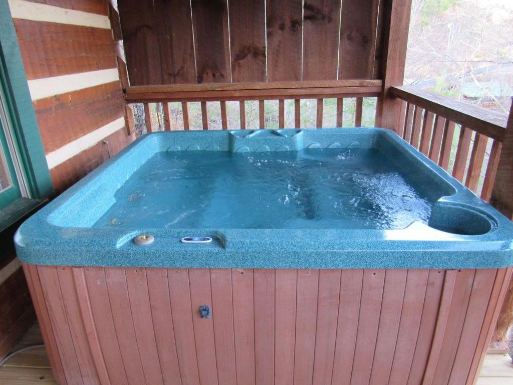 View! Cozy, Private, Fireplace, Hot Tub Log Cabin, Honeymoon! Sevierville Exterior foto