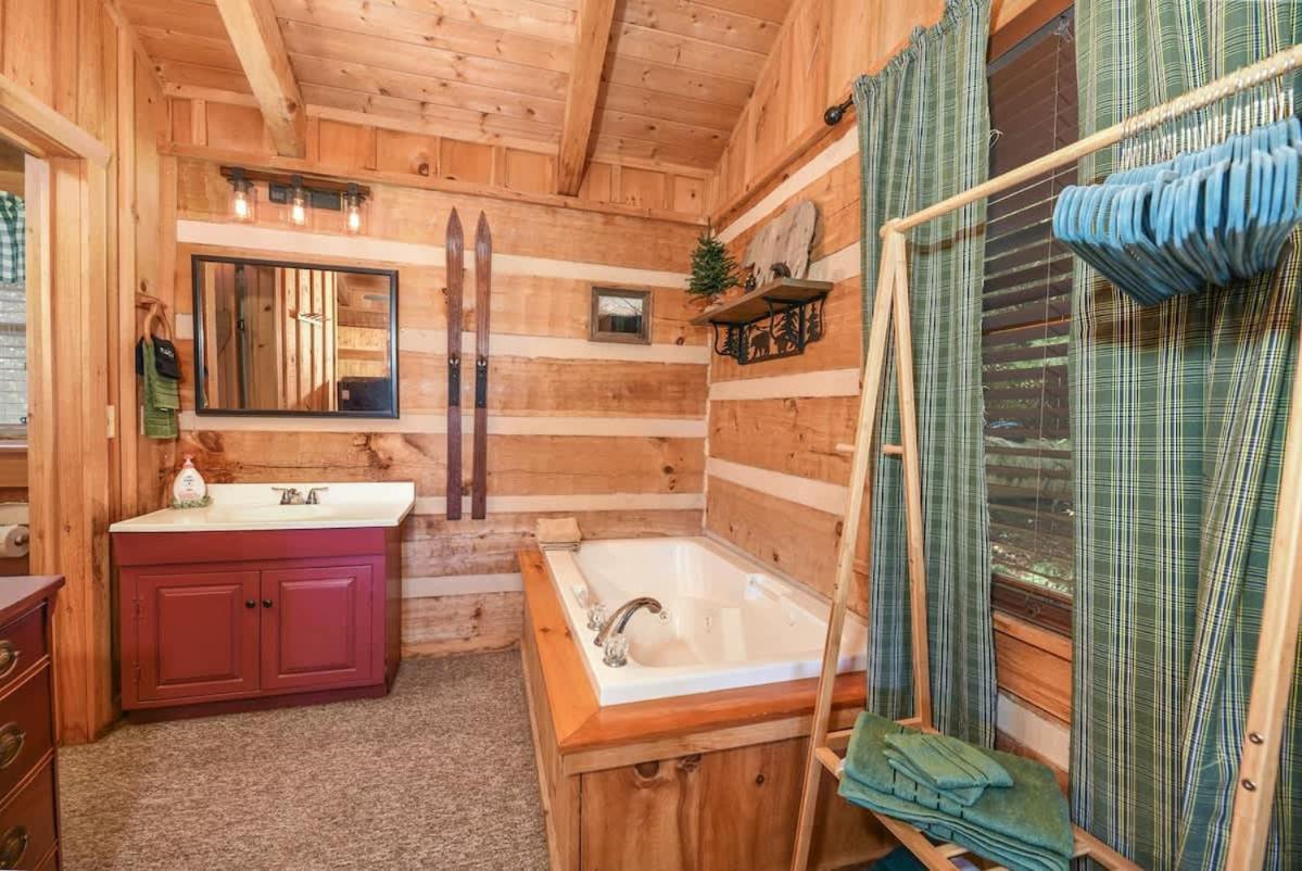 View! Cozy, Private, Fireplace, Hot Tub Log Cabin, Honeymoon! Sevierville Exterior foto